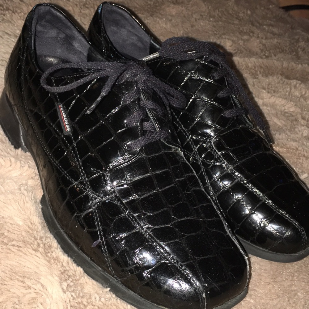 Black leather mobils' shoes